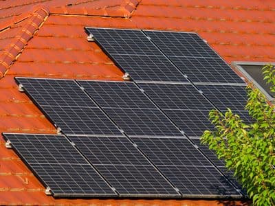 Árnyékos tető és napelem: optimalizáló vagy mikroinverter?
