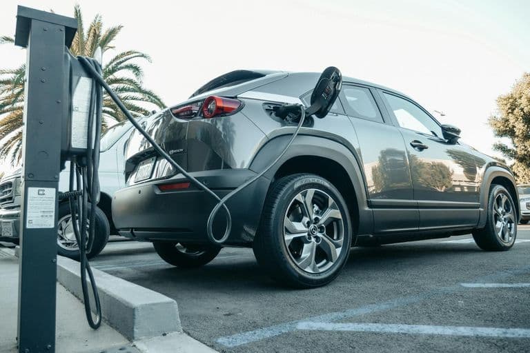 EV-töltő támogatás társasházaknak: californiai példa